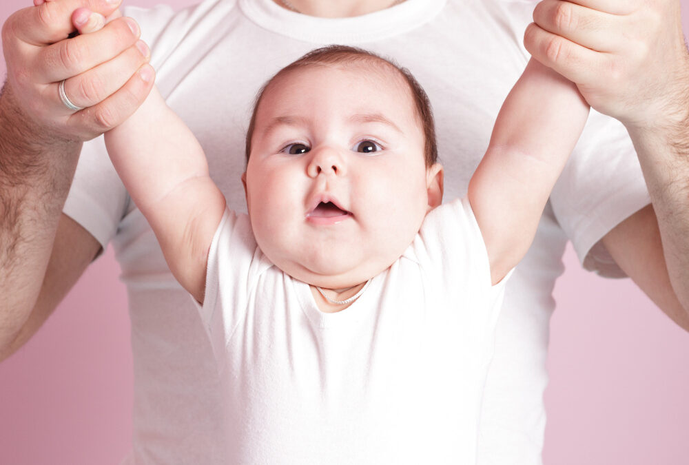 Asymetria u niemowląt: Przyczyny, objawy i metody korekcji